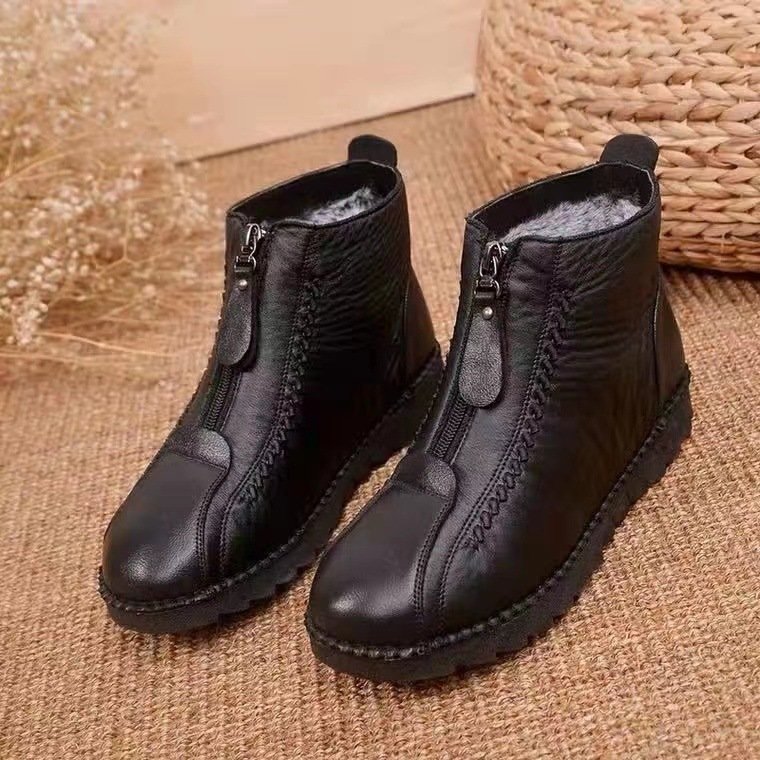 Non-slip ankle boots in synthetic leather: elegance and safety for everyday use 