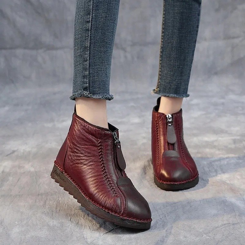 Non-slip ankle boots in synthetic leather: elegance and safety for everyday use 