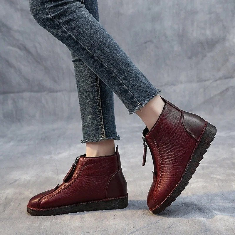 Non-slip ankle boots in synthetic leather: elegance and safety for everyday use 