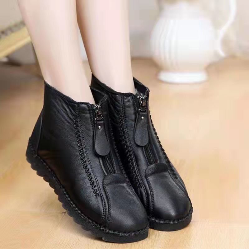 Non-slip ankle boots in synthetic leather: elegance and safety for everyday use 